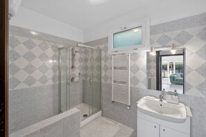 Shower, bidet, shampoo, toilet paper - SorrentoVibes - The Lemon Grove Villa with private pool, garden and terrace (Massa Lubrense)