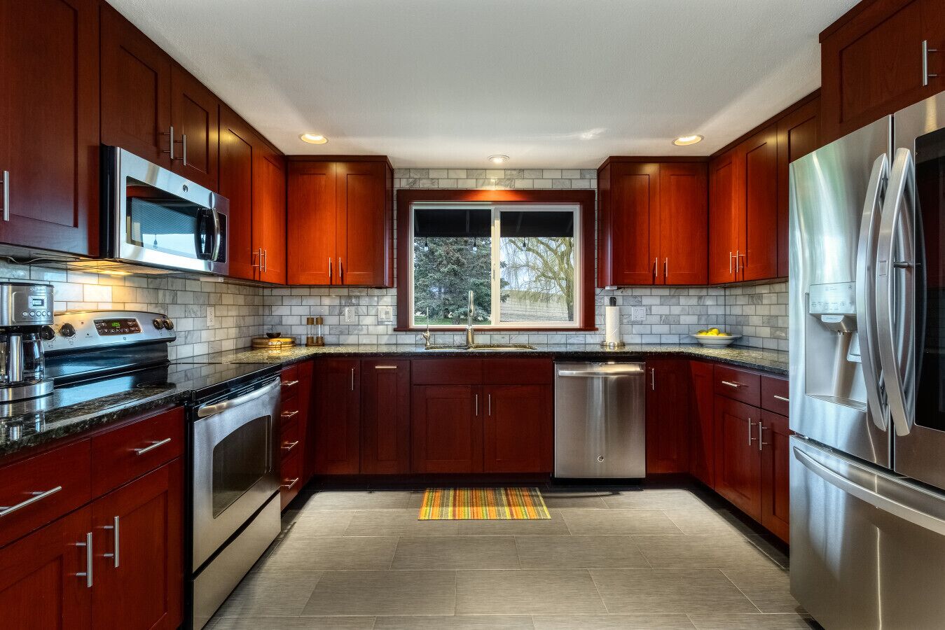 Refrigerador, microondas, horno y parrilla de estufa 