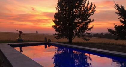 Andare | Scenic Countryside Pool Retreat 5 Minutes from Downtown