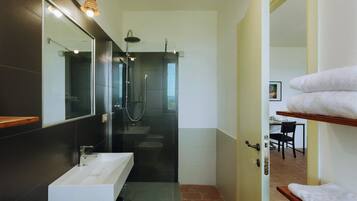 Classic-Zimmer, Hügelblick | Badezimmer | Dusche, kostenlose Toilettenartikel, Haartrockner, Handtücher