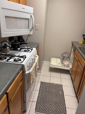 Køleskab, mikrobølgeovn, ovn, kogeplade