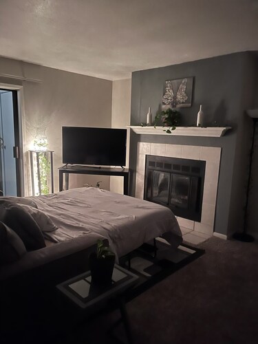 Stylish One-Bedroom Haven • Sleeps 4 • Fireplace, Patio & Free Amenities