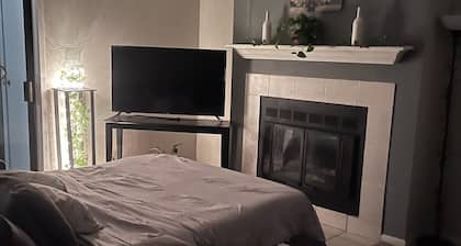 Stylish One-Bedroom Haven • Sleeps 4 • Fireplace, Patio & Free Amenities