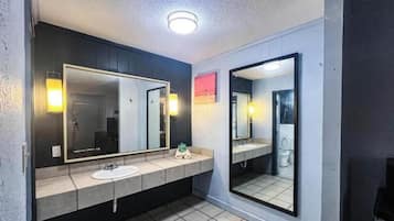 Duschwanne, kostenlose Toilettenartikel, Handtücher