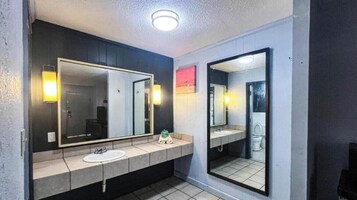 Ducha y bañera combinadas y artículos de higiene personal gratuitos