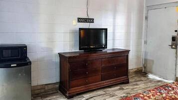 Chambre, 1 très grand lit, fumeur (Refrigerator & Microwave) | Accès au Wi-Fi (inclus), literie fournie
