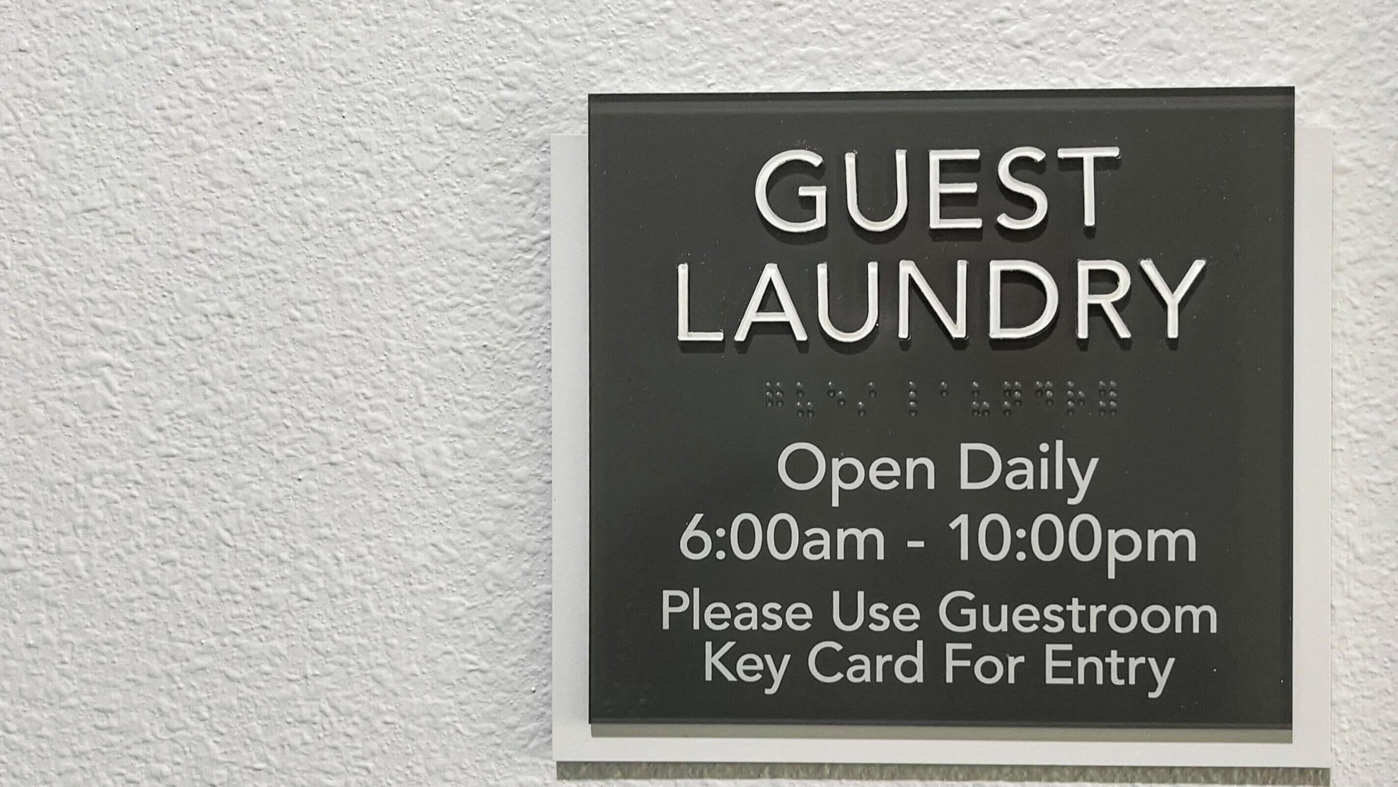 Schild für Wäscheservice für Gäste, täglich geöffnet von 6:00 bis 22:00 Uhr. Für den Zugang wird eine Hotelkarten benötigt.