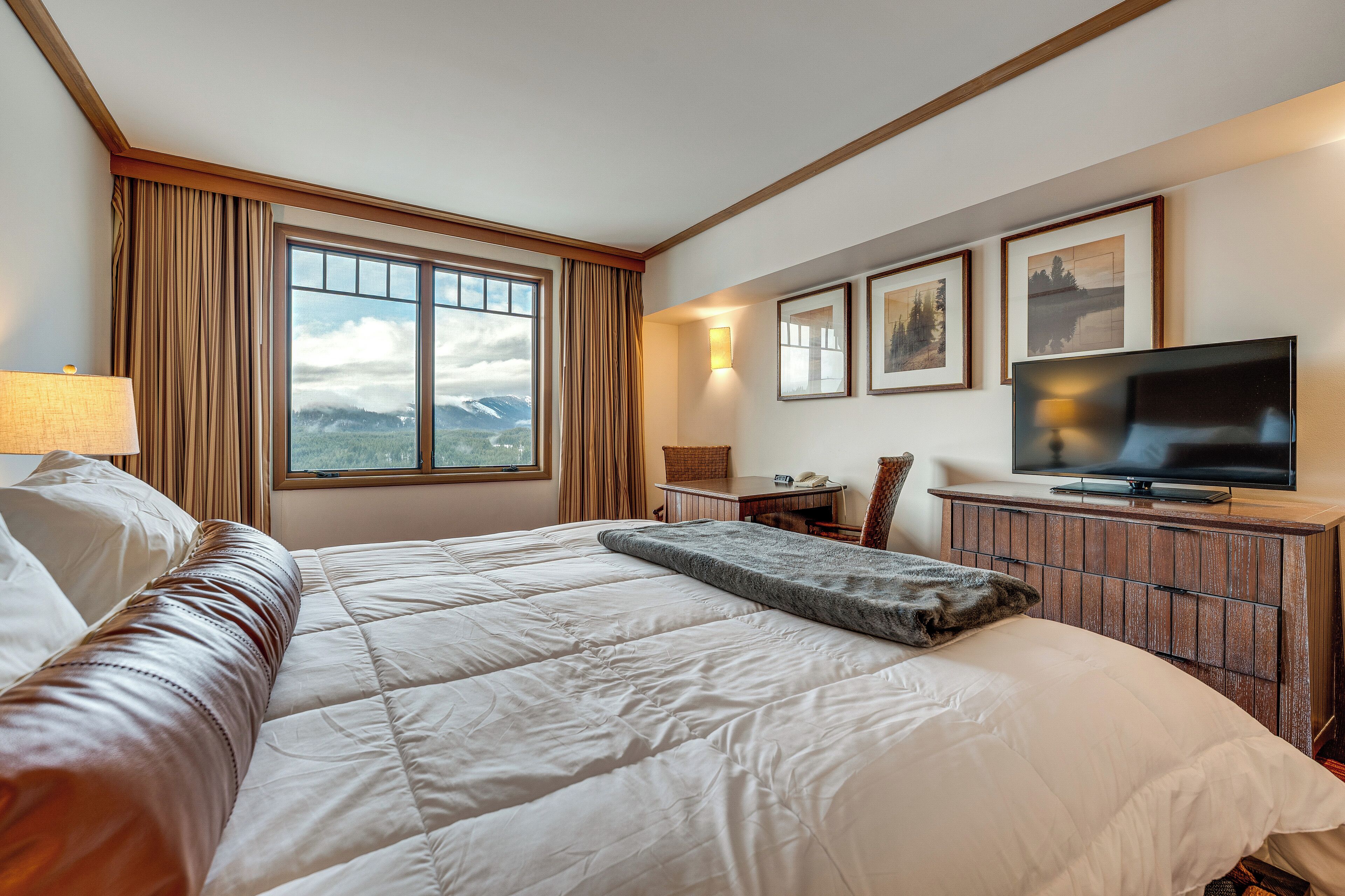 Desk, iron/ironing board, Internet, bed sheets