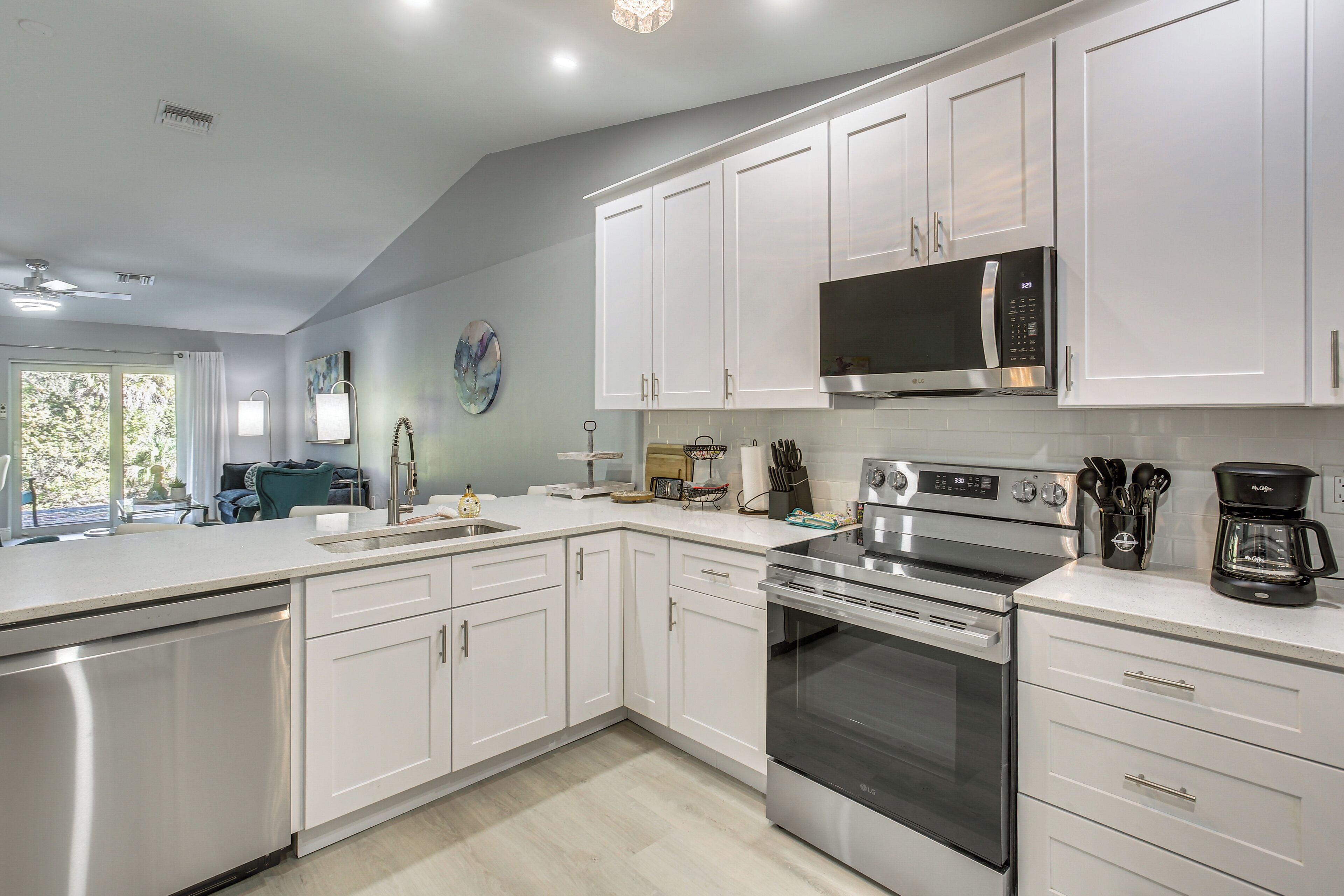 Réfrigérateur, micro-ondes, plaque de cuisson, lave-vaisselle