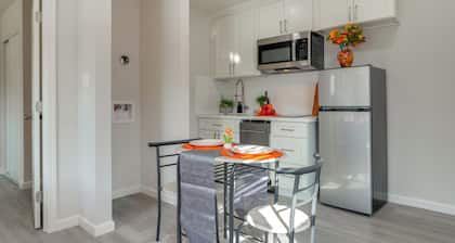 Great for Digital Nomads! Convenient Manteca Apt