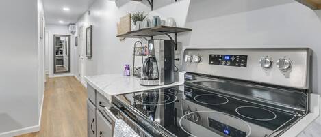 Réfrigérateur, micro-ondes, plaque de cuisson, lave-vaisselle