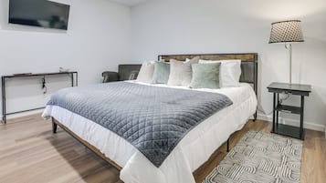 2 bedrooms, desk, iron/ironing board, internet