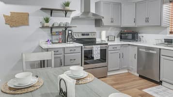 Réfrigérateur, four à micro-ondes, surface de cuisson, lave-vaisselle