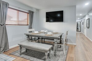 Dining - 1 Mi to Dtwn Sequim: Modern Escape Near Everything (Sequim)