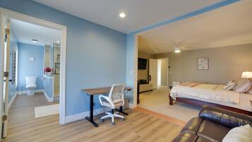 3 bedrooms, desk, iron/ironing board, internet