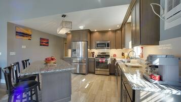 Réfrigérateur, micro-ondes, plaque de cuisson, lave-vaisselle