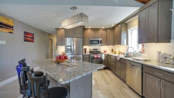 Réfrigérateur, micro-ondes, plaque de cuisson, lave-vaisselle