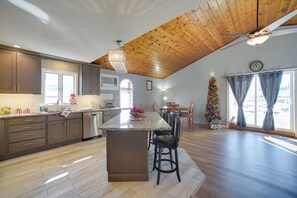Fridge, microwave, stovetop, dishwasher