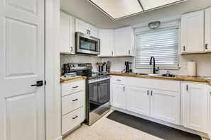 Jääkaappi, mikroaaltouuni, liesi, astianpesukone