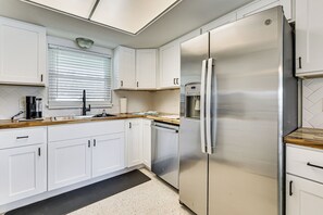 Fridge, microwave, stovetop, dishwasher - Gateway to Crystal River! Canal-Front Home w/ Dock (Crystal River)