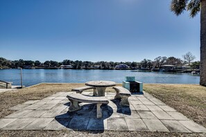 Outdoor dining - Gateway to Crystal River! Canal-Front Home w/ Dock (Crystal River)