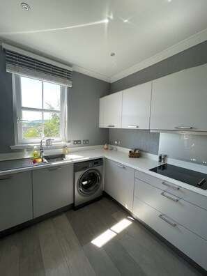 Microwave, oven, dishwasher - Spacious Apartment in Aberdeenshire (Insch)