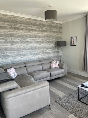 Smart TV - Spacious Apartment in Aberdeenshire (Insch)