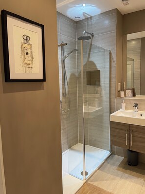 Shower, hair dryer, towels, soap - Spacious Apartment in Aberdeenshire (Insch)