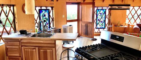 Réfrigérateur, four, plaque de cuisson, cafetiÚre/bouilloire