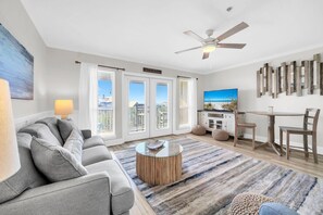 Condo, 1 cama King size y sofá cama (Gulf Place Caribbean 406) | Área de sala de estar