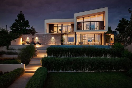 Luxury 4BR Seafront Villa with Pool and Jacuzzi