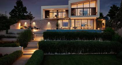 Luxury 4BR Seafront Villa with Pool and Jacuzzi
