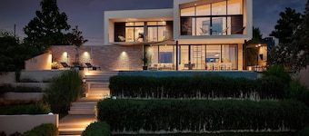 Luxury 4BR Seafront Villa with Pool and Jacuzzi