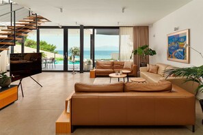 Smart TV, fireplace, books - Luxury 4BR Seafront Villa with Pool and Jacuzzi (Sućuraj)