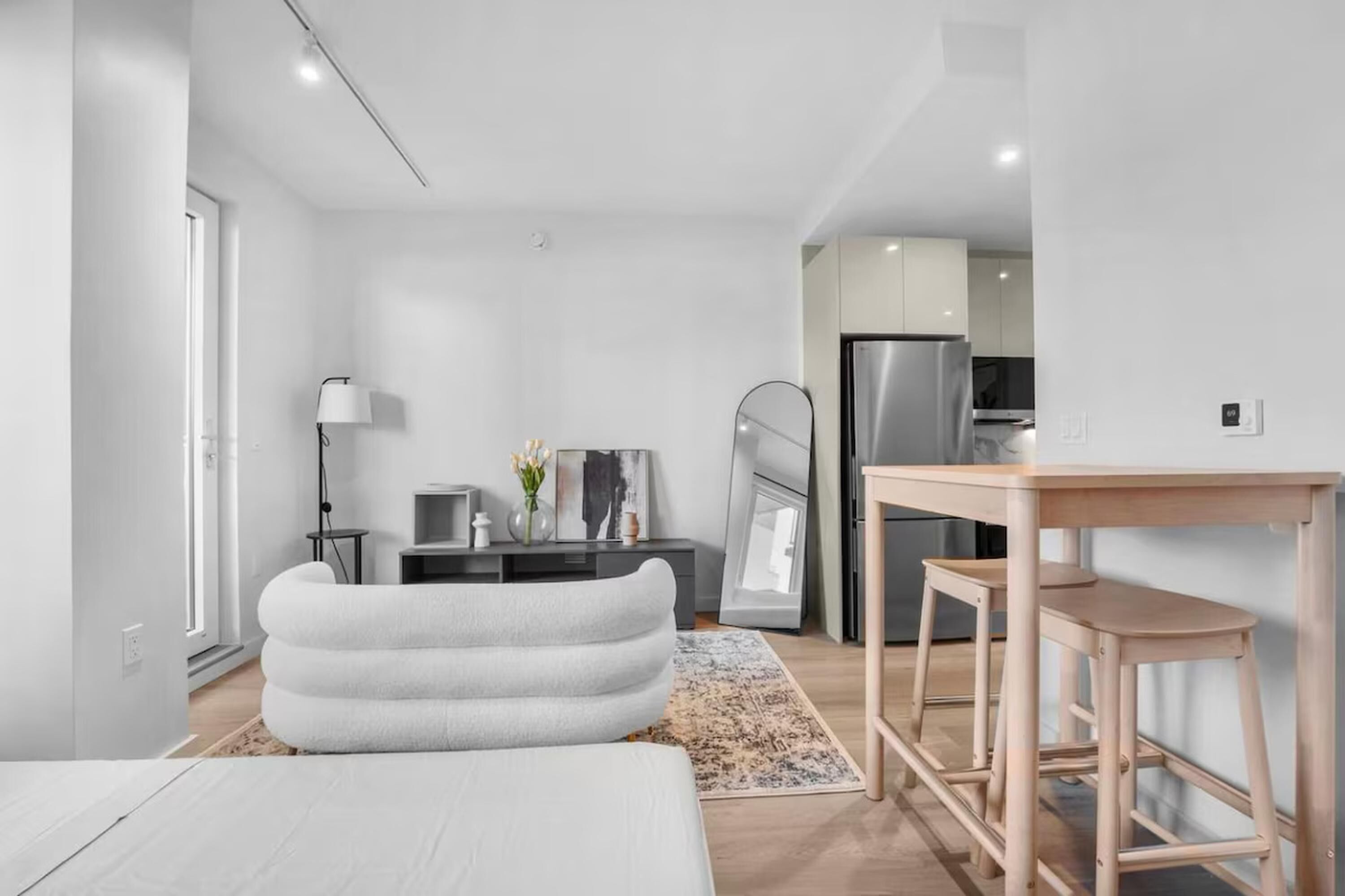 Studio de base, 1 grand lit, non-fumeur, balcon | Aire de séjour | Téléviseur de 50 po avec télévision numérique