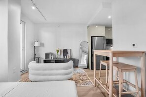 Basic Studio, 1 Queen Bed, Non Smoking, Balcony | Living area