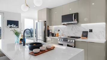 Suite superior, 3 habitaciones, balcón | Cocina privada | Refrigerador con congelador, microondas, horno y parrilla de estufa