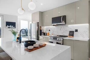 Superior Suite, 3 Bedrooms, Balcony | Private kitchen | Full-sized fridge, microwave, oven, stovetop - The Quay Brooklyn NYC (Brooklyn)