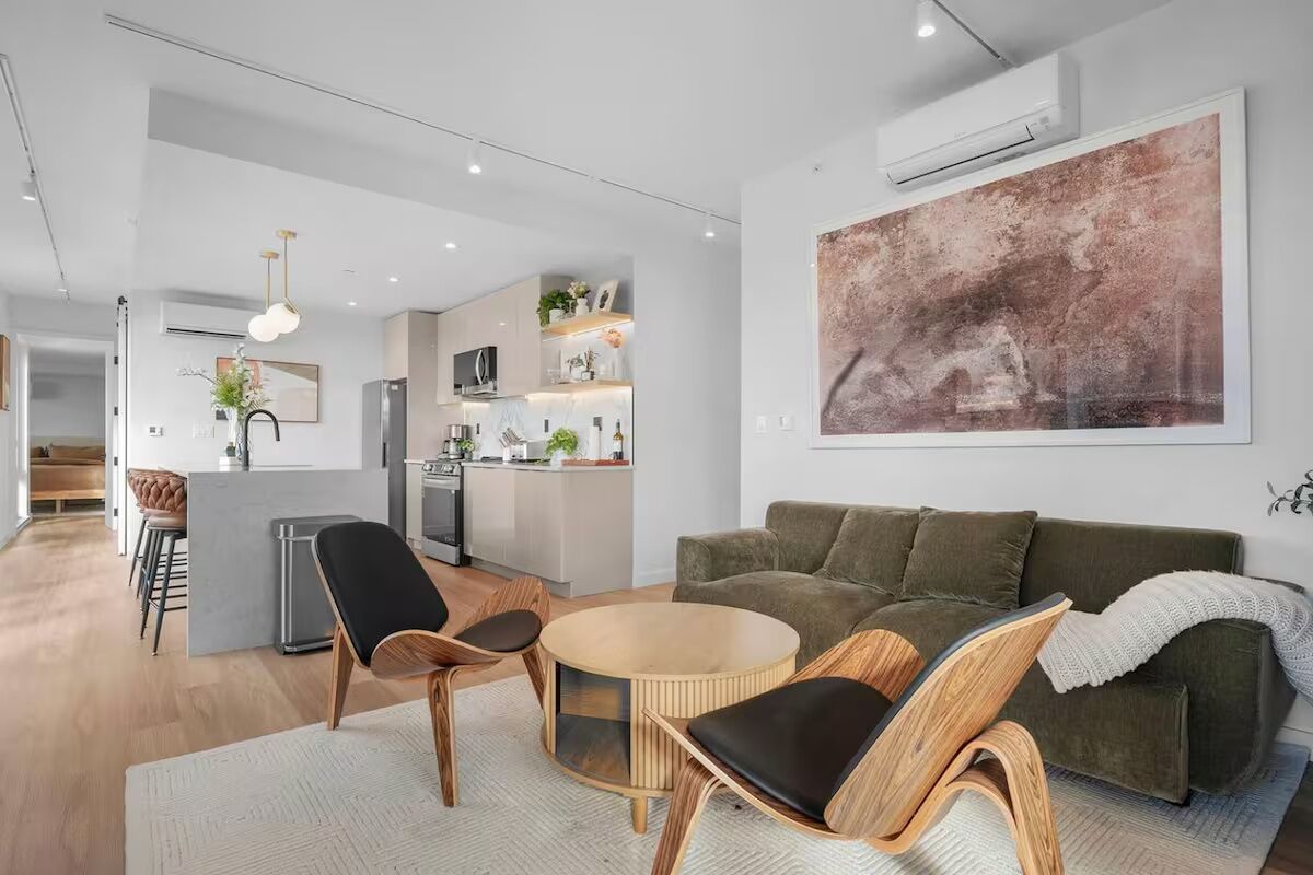 Suite superior, 3 habitaciones, balcón | Área de sala de estar | Televisión de 50 pulgadas con canales digitales 