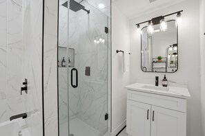 Shower, hair dryer, towels, soap - DC Luxury Retreat for Families & Groups 5BR/5.5BA • Parking • Metro • EV Charger (Washington)