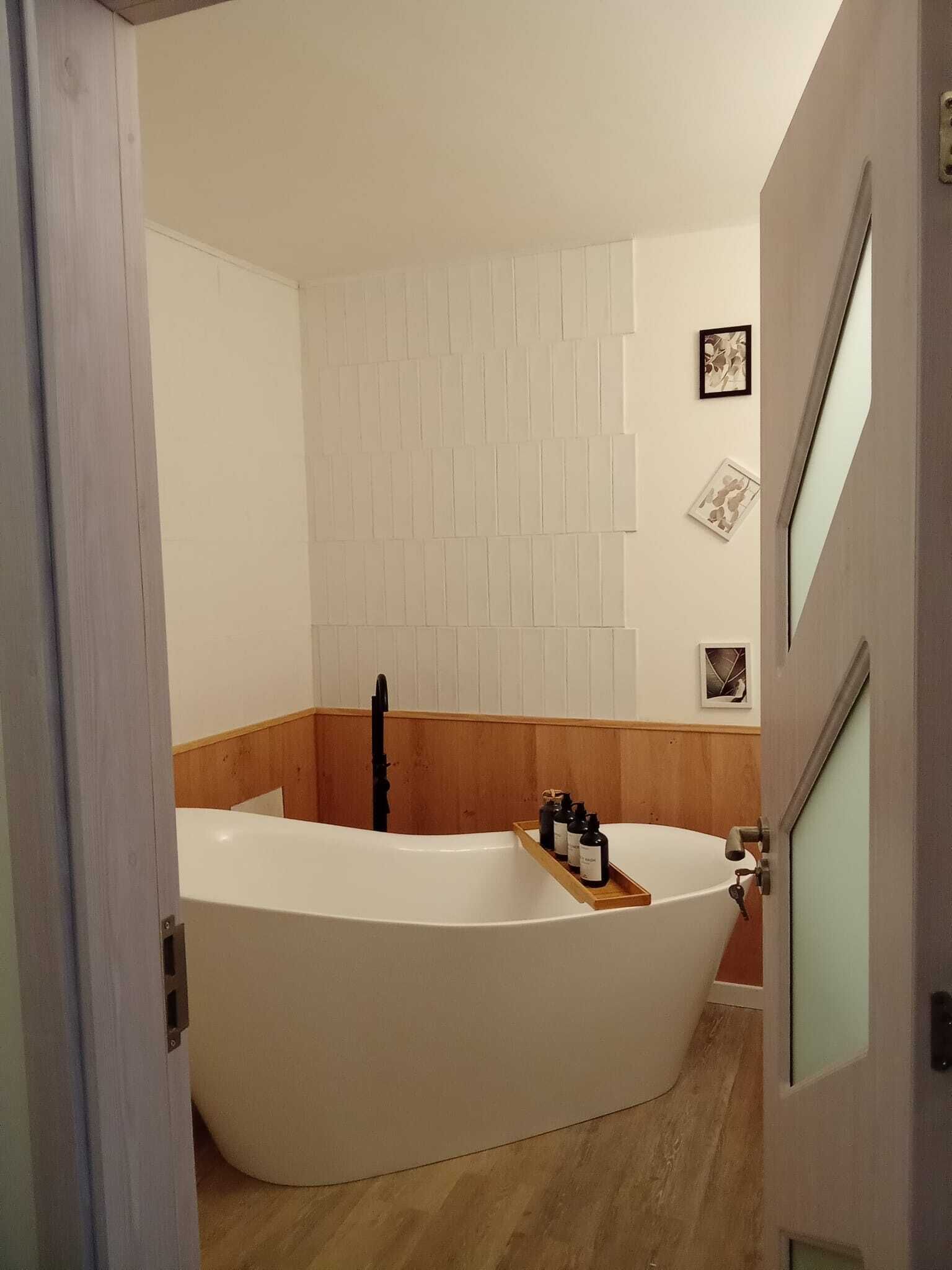 Douche, sèche-cheveux, serviettes fournies, savon