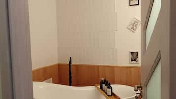 Douche, sĂšche-cheveux, serviettes fournies, savon