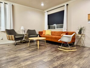 Living area - Cozy Luxury 4bed townhomes in Oakland close to SF and Berkeley. (Oakland)