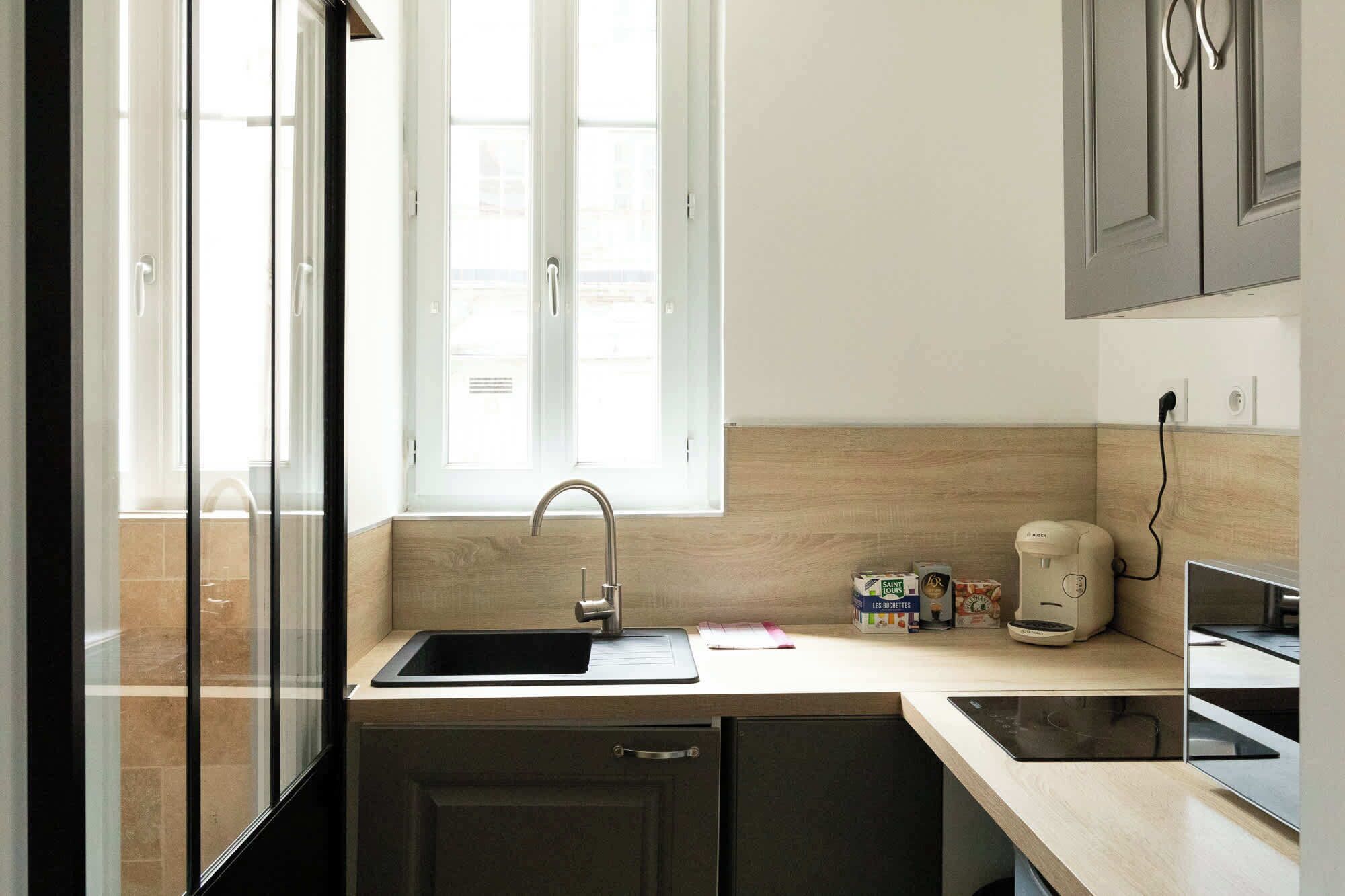 Mikrowelle, Wasserkocher mit Kaffee-/Teezubehör