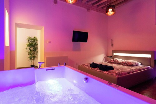 LX203 Suite romantique jacuzzi privé – Love Room