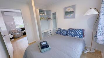 Iron/ironing board, WiFi, bed sheets