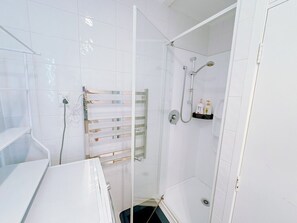 Dusch, hårtork, handdukar och tvål
