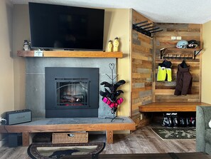 Interior - Ski In/Out condo close to everything with modern kitchen, balcony and views (Ludlow)