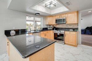 Fridge, microwave, stovetop, dishwasher - Putting Green! Fairway Retreat on Dobson Ranch (Mesa)