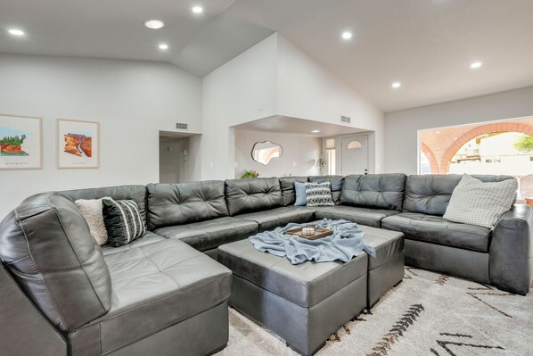 Interior - Putting Green! Fairway Retreat on Dobson Ranch (Mesa)